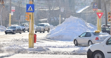 Himalaya de Constanța: munți de zăpadă pe străzi și pe trotuare - 14