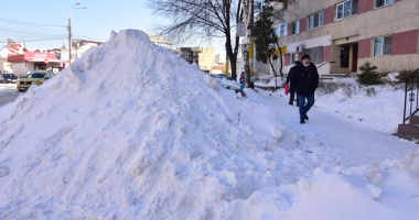Himalaya de Constanța: munți de zăpadă pe străzi și pe trotuare - 4