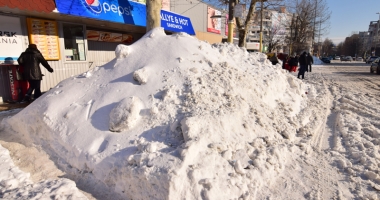 Himalaya de Constanța: munți de zăpadă pe străzi și pe trotuare - 6