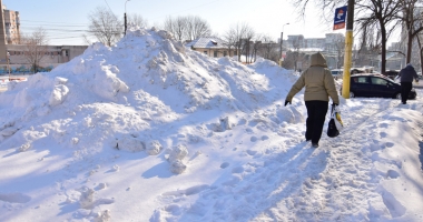 Himalaya de Constanța: munți de zăpadă pe străzi și pe trotuare - 8