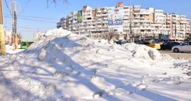 Himalaya de Constanța: munți de zăpadă pe străzi și pe trotuare - 9