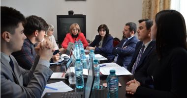 Stire din Cultură-Educație : Transport gratuit pentru elevii care fac naveta, pe baza carnetului de note