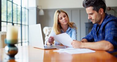 Stire din Social : Negocieri cu banca. Cum pot fi șterse creditele celor aflați în situații dificile