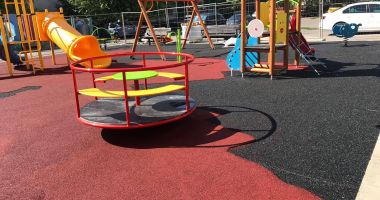 Stire din Social : Câtă indolență! Noile locuri de joacă, transformate în zone de spart semințe