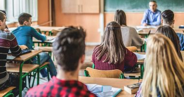Stire din Cultură-Educație : Semnal de alarmă! "Nu transformați orele de dirigenție în ore de matematică!"