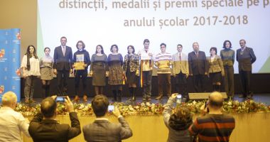 Stire din Cultură-Educație : Olimpicii și profesorii lor, premiați de CJC Constanța. "Mi-aș dori să fiți români și să rămâneți în țară!"