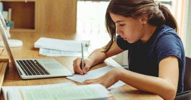 Stire din Cultură-Educație : O nouă eră a învățării. Cum s-au organizat școlile pentru lecțiile online