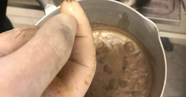 Atenție unde mâncați pe litoral! Comisarii OPC au găsit mici expirați de patru luni și fresh-uri de fructe, din chimicale - 3