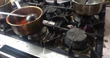 Atenție unde mâncați pe litoral! Comisarii OPC au găsit mici expirați de patru luni și fresh-uri de fructe, din chimicale - 4