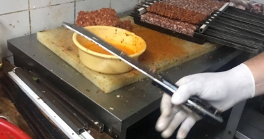 Stire din Social : Atenție unde mâncați pe litoral! Comisarii OPC au găsit mici expirați de patru luni și fresh-uri de fructe, din chimicale