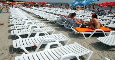 Stire din Social : Plajele, pline de șezlonguri. Turiștii nu mai au unde să stea pe prosop