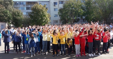 O rachetă de tenis vie pentru  Simona Halep! Elevii Școlii nr. 30  au sărbătorit reușita colegei lor mai mari - 3