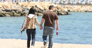 Panică la Costinești. 30 de tineri suspecți și unul confirmat cu Covid-19, în vacanță, la mare