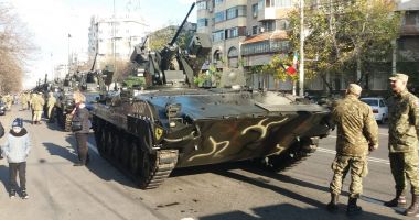 Stire din Social : Paradă militară și stegulețe tricolore pe străzile Constanței, de 1 Decembrie