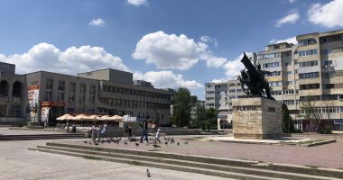 Parcul de la Casa de Cultură, rămas în trecut. "Este trist că văd aceleași scări, dale sparte, rupte, bucăți lipsă!" - 2