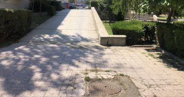 Parcul de la Casa de Cultură, rămas în trecut. "Este trist că văd aceleași scări, dale sparte, rupte, bucăți lipsă!" - 11