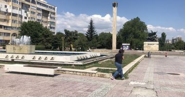 Stire din Social : Parcul de la Casa de Cultură, rămas în trecut. "Este trist că văd aceleași scări, dale sparte, rupte, bucăți lipsă!"