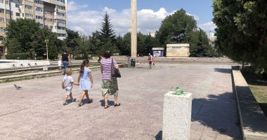 Parcul de la Casa de Cultură, rămas în trecut. "Este trist că văd aceleași scări, dale sparte, rupte, bucăți lipsă!" - 12