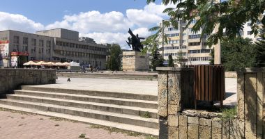 Parcul de la Casa de Cultură, rămas în trecut. "Este trist că văd aceleași scări, dale sparte, rupte, bucăți lipsă!" - 3