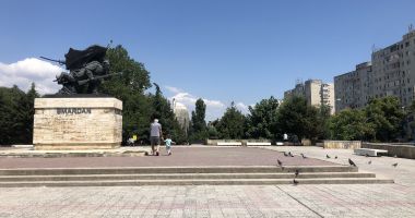 Parcul de la Casa de Cultură, rămas în trecut. "Este trist că văd aceleași scări, dale sparte, rupte, bucăți lipsă!" - 8