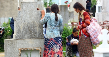 Cu bodyguarzii în cimitire! Cum au sărbătorit constănțenii Paștele Blajinilor - 6