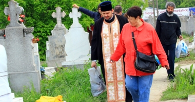 Cu bodyguarzii în cimitire! Cum au sărbătorit constănțenii Paștele Blajinilor - 4