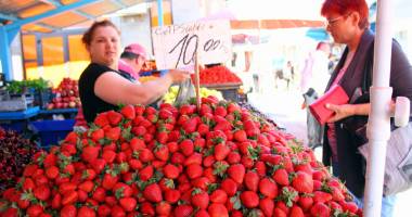 Stire din Social : Constănțenii, îndopați cu fructe de import. Căpșunele și cireșele românești, aduse din… Grecia
