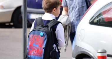 Stire din Cultură-Educație : "Pietre de moară" în ghiozdanele elevilor! "Multe caiete și cărți sunt inutile!"