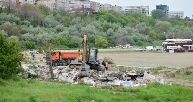 Stire din Social : Plaja Modern intră în secolul XXI! Au fost dărâmate clădirile ceaușiste și a început reamenajarea zonei