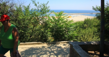 Plaje ca-n Malibu, la Constanța, cu "ulițe" pline de mizerii și bălării - 4