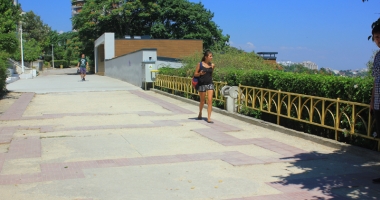 Plaje ca-n Malibu, la Constanța, cu "ulițe" pline de mizerii și bălării - 5