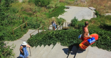 Plaje ca-n Malibu, la Constanța, cu "ulițe" pline de mizerii și bălării - 2
