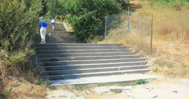Plaje ca-n Malibu, la Constanța, cu "ulițe" pline de mizerii și bălării - 11