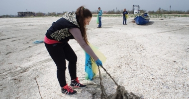 Plaje mizerabile pe litoralul românesc. Nisipul de la Vama Veche, plin de mucuri de țigară - 3