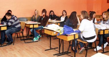 Stire din Cultură-Educație : O nouă generație de sacrificiu? Liceenii, bulversați de schimbările din Educație