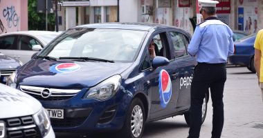 Stire din Eveniment : Polițiștii locali fac legea în Constanța? "Au dreptul să încătușeze, dar nu pot opri șoferii în trafic!"