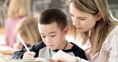 Stire din Cultură-Educație : Posturile cadrelor didactice din învățământul special, în pericol! "S-a lucrat pe genunchi"