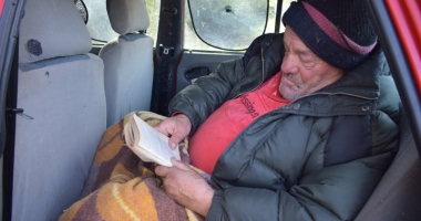 Stire din Social : O viață întreagă pe stradă! Doarme într-o mașină în spatele Maritimo