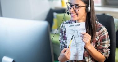 Stire din Cultură-Educație : Pregătiri pentru cursurile online. "Să sperăm că nu va cădea netul în toată Constanța!"