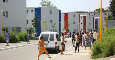 Stire din Social : Primăria Constanța îi școlarizează  pe locatarii cartierului "Henri Coandă"