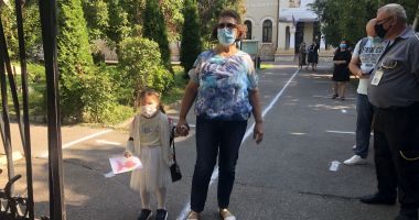 Prima zi de şcoală, în pandemie. Copii veseli, părinţi îngrijoraţi - 2