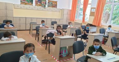 Stire din Cultură-Educație : Prima zi de şcoală, în pandemie. Copii veseli, părinţi îngrijoraţi