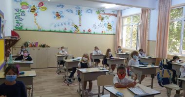 Prima zi de şcoală, în pandemie. Copii veseli, părinţi îngrijoraţi - 5