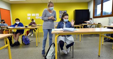 Stire din Cultură-Educație : Profesorii, obligatoriu la şcoală pentru cursurile online. "Acolo este serviciul nostru!"