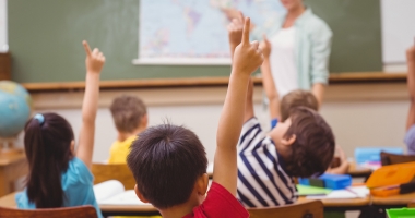 Stire din Cultură-Educație : Educație cu profesori necalificați! "Ce ar însemna ca un felcer să intre în sala de operații?"