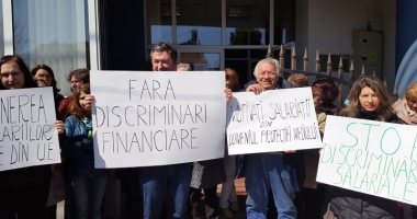 Stire din Cultură-Educație : Profesorii, din nou amăgiți? Pensie anticipată și ore mai puține, cu același salariu