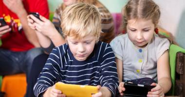 Stire din Social : Telefoanele mobile și tabletele  ne distrug creierul încet, dar sigur