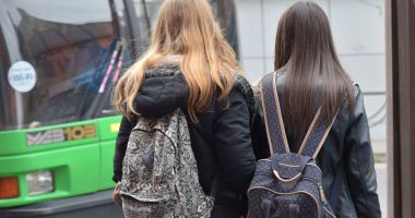 Stire din Cultură-Educație : Reducerile la transportul în comun pentru elevi, în pericol!