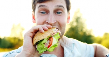 Stire din Social : Câtă carne este în sandvișul tău preferat? Salamurile din magazine, batoane cu aditivi și grăsimi