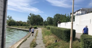 Satul de Vacanță, între kitsch și tradițional. "Schimbați-i numele, căci a devenit un bazar pestriț, fără stil!" - 6